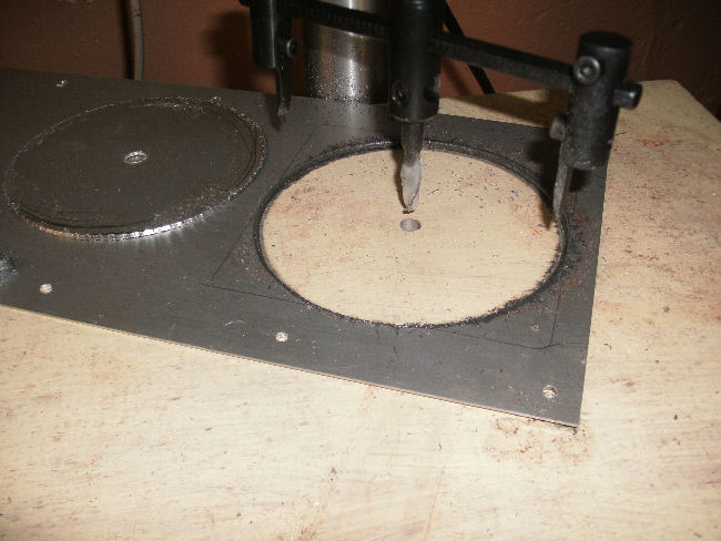 Hole cutting for 120mm x 120mm fan